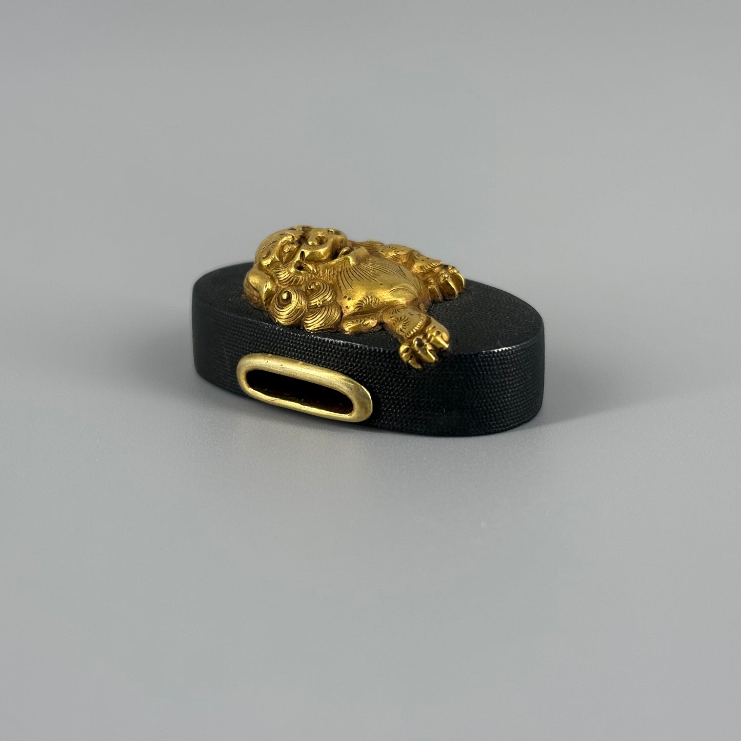 Red body, fish roe ground, Chinese lion pattern, rim