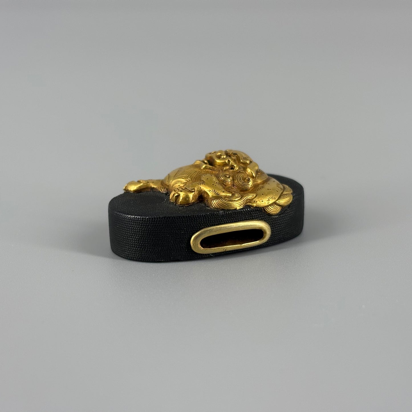 Red body, fish roe ground, Chinese lion pattern, rim