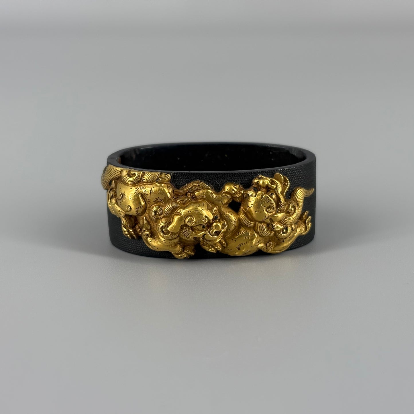 Red body, fish roe ground, Chinese lion pattern, rim