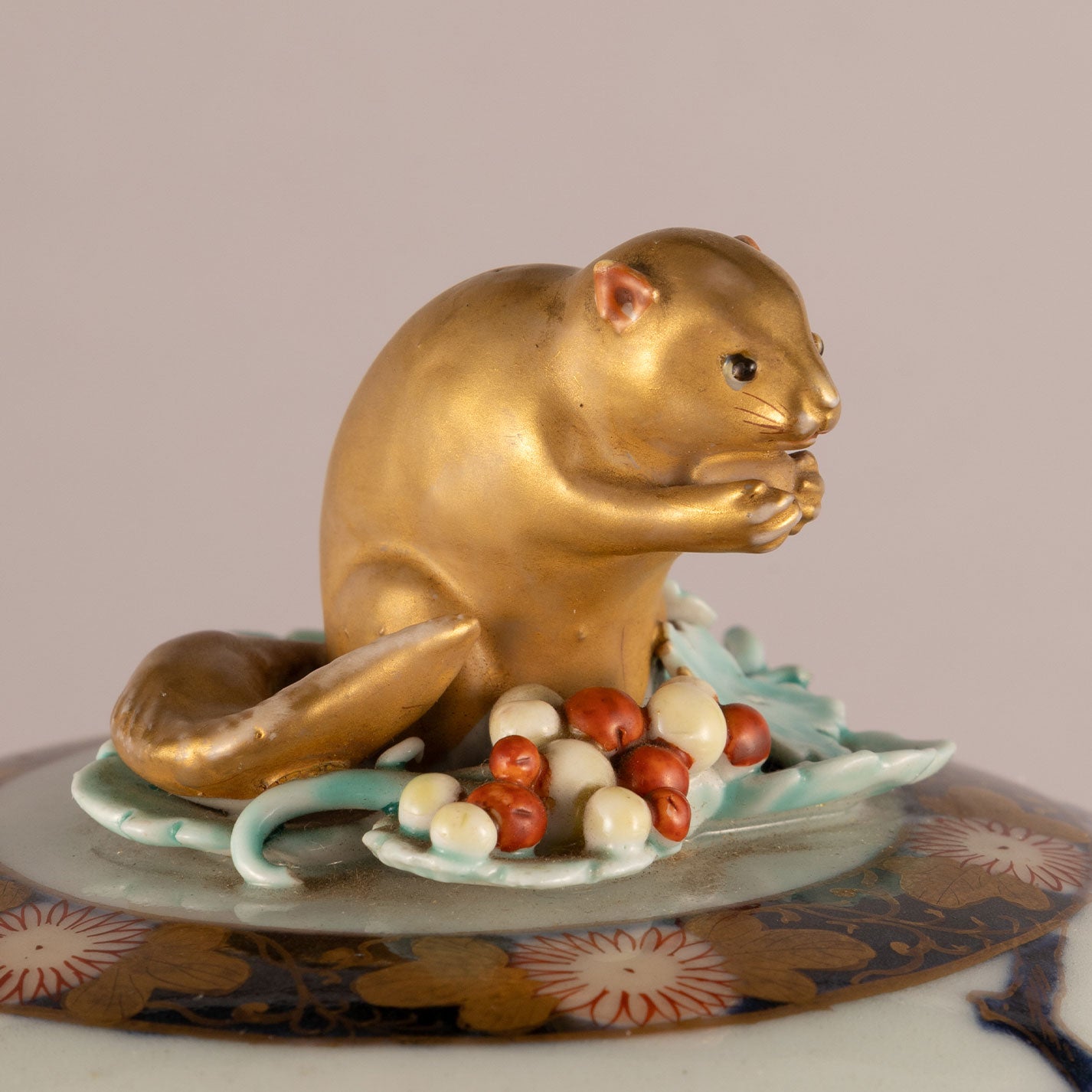 色絵金彩栗鼠鈕蓋物
