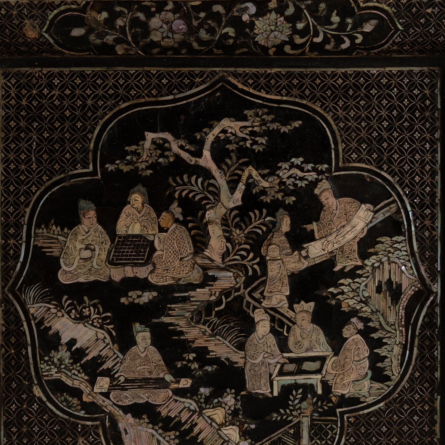 Mother of pearl four-sided tray with a depiction of nobles playing