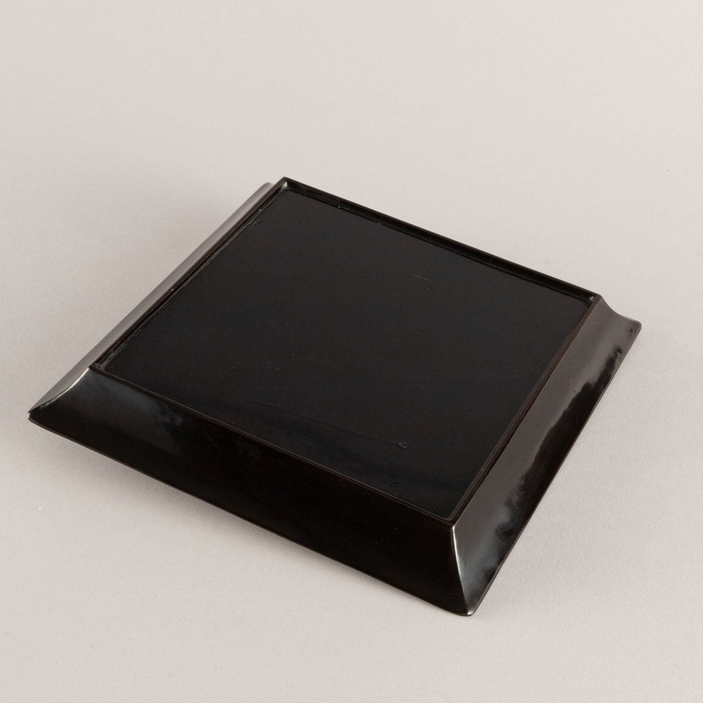 Mother of pearl four-sided tray with a depiction of nobles playing