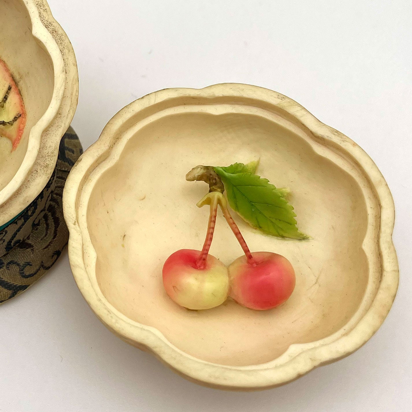 象牙桃雕帶蓋雕像