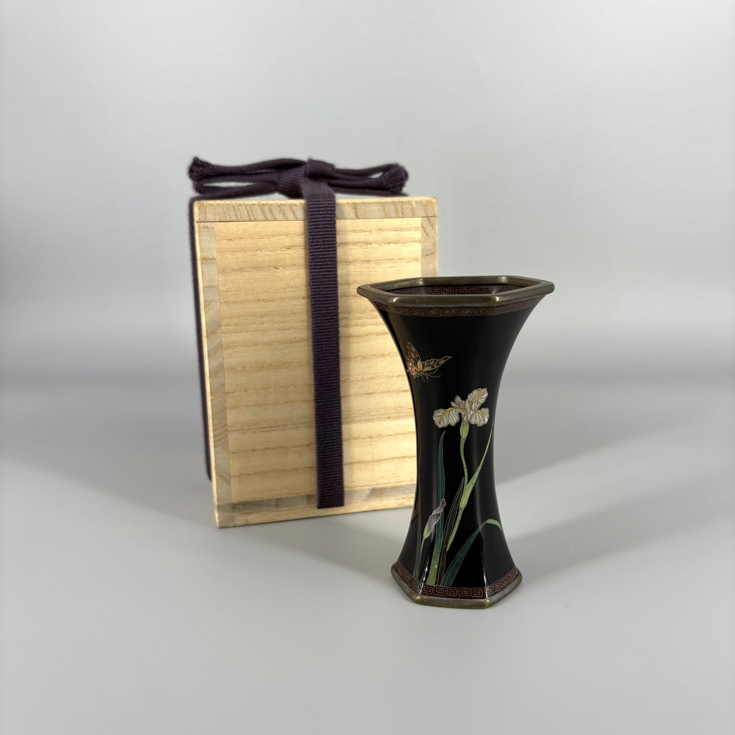七宝金銀植線花蝶文六角瓶