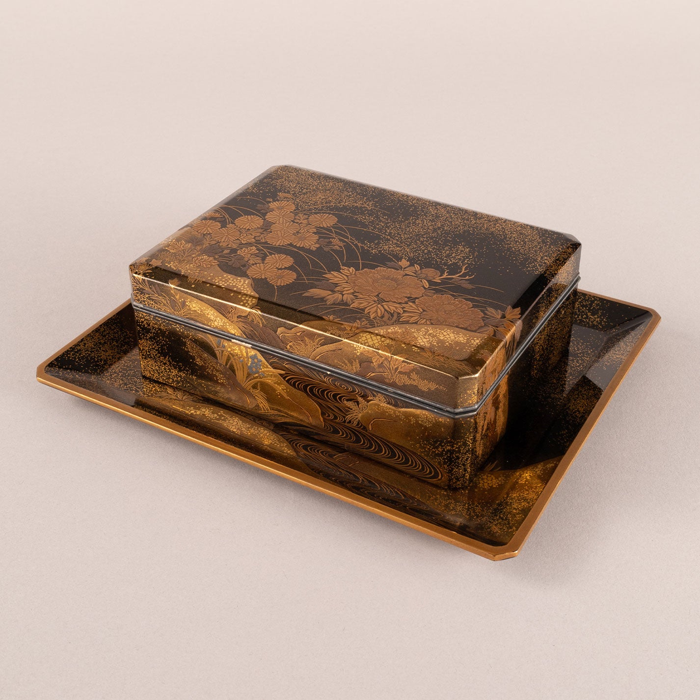 Box with seasonal floral design and lacquerware (silver border)