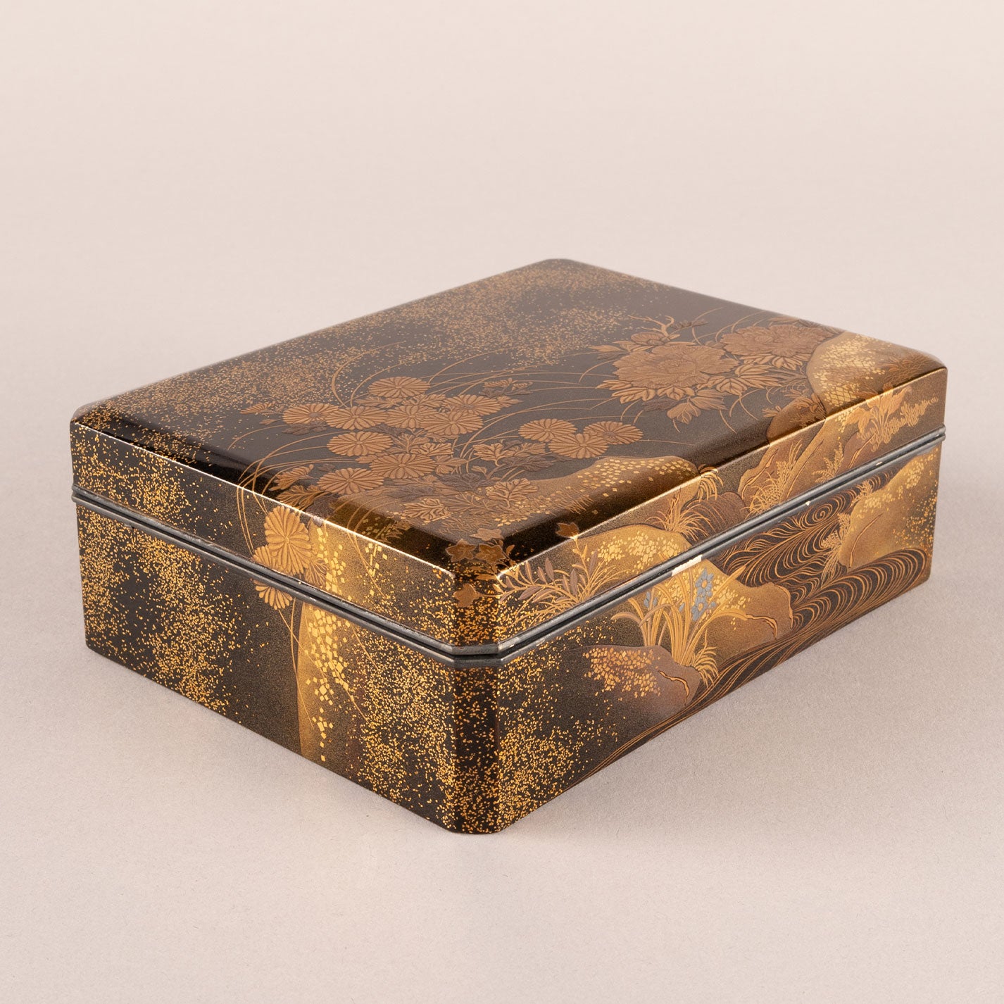 Box with seasonal floral design and lacquerware (silver border)