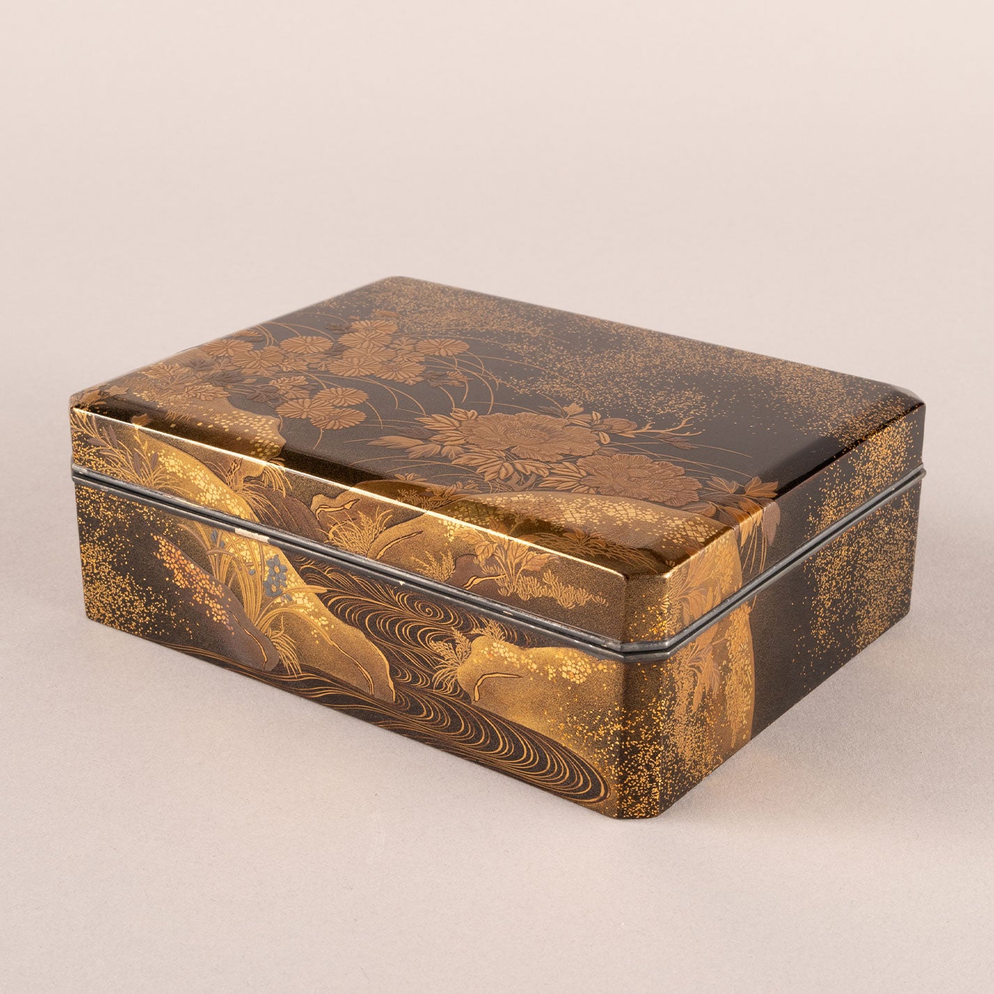 Box with seasonal floral design and lacquerware (silver border)