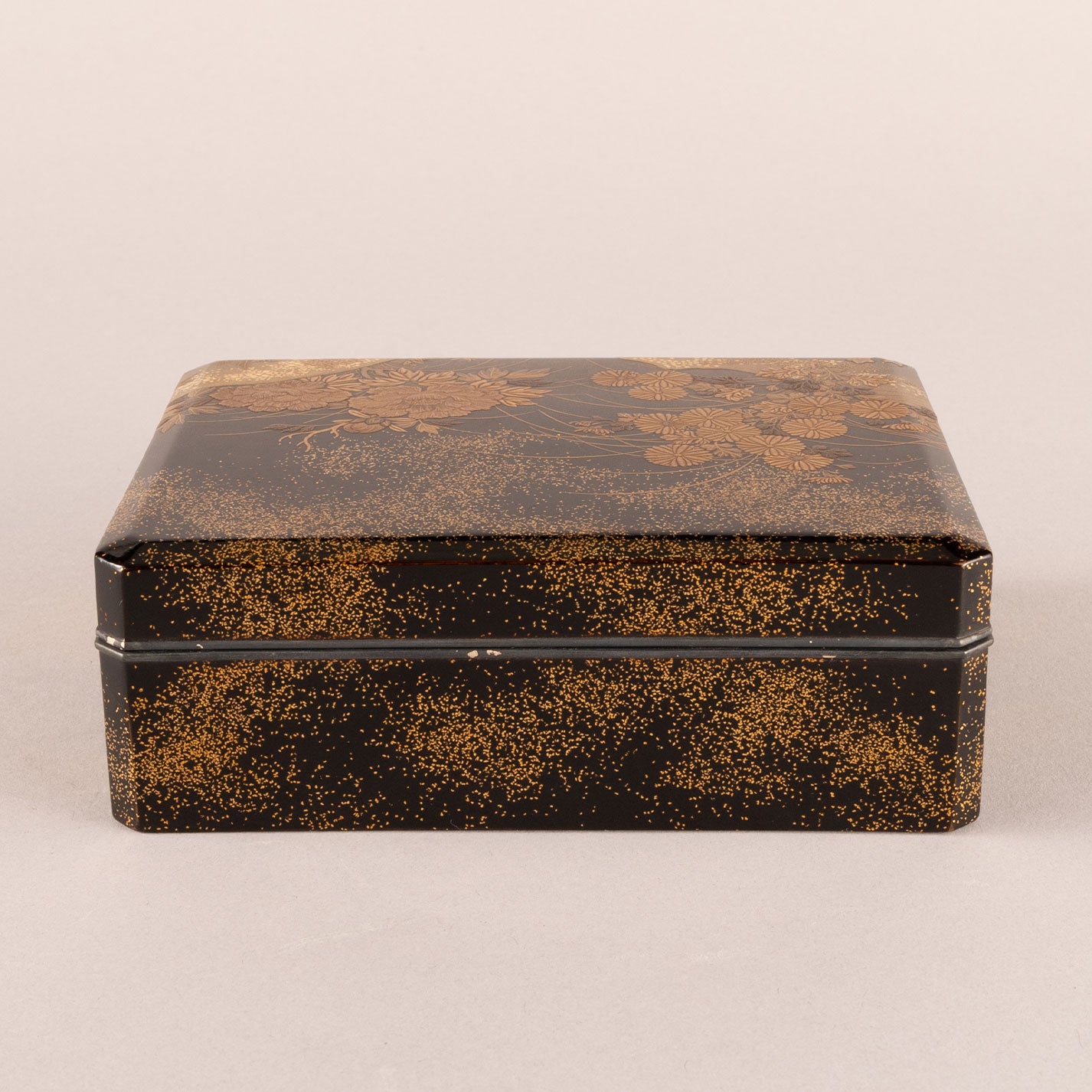 Box with seasonal floral design and lacquerware (silver border)