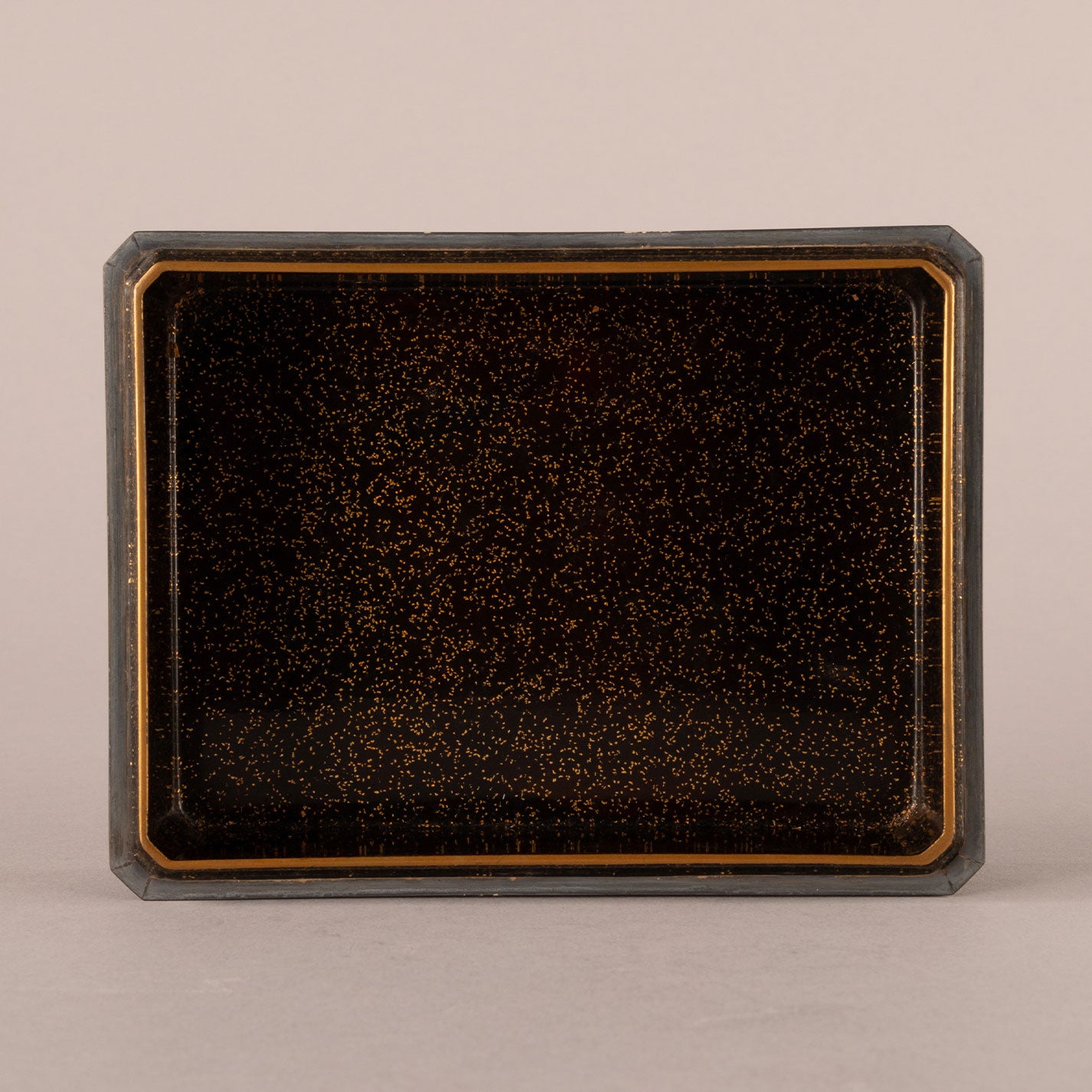 Box with seasonal floral design and lacquerware (silver border)
