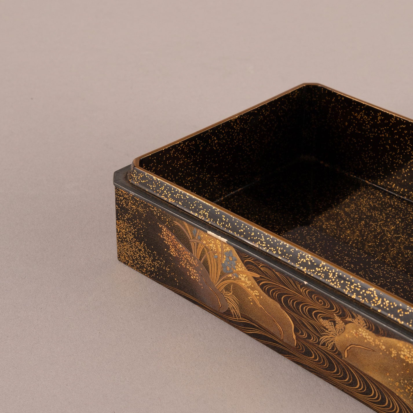 Box with seasonal floral design and lacquerware (silver border)