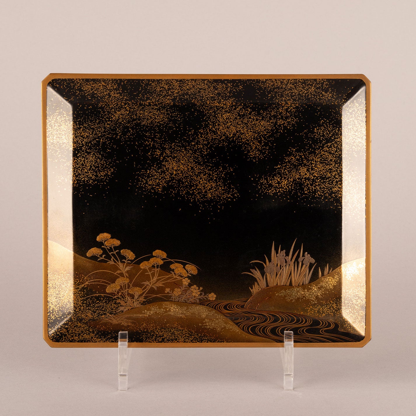 Box with seasonal floral design and lacquerware (silver border)