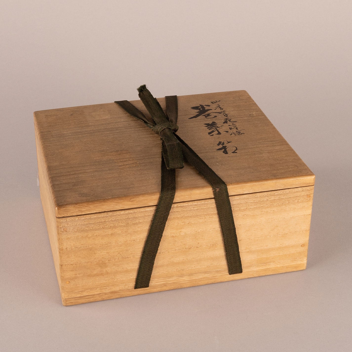 Box with seasonal floral design and lacquerware (silver border)