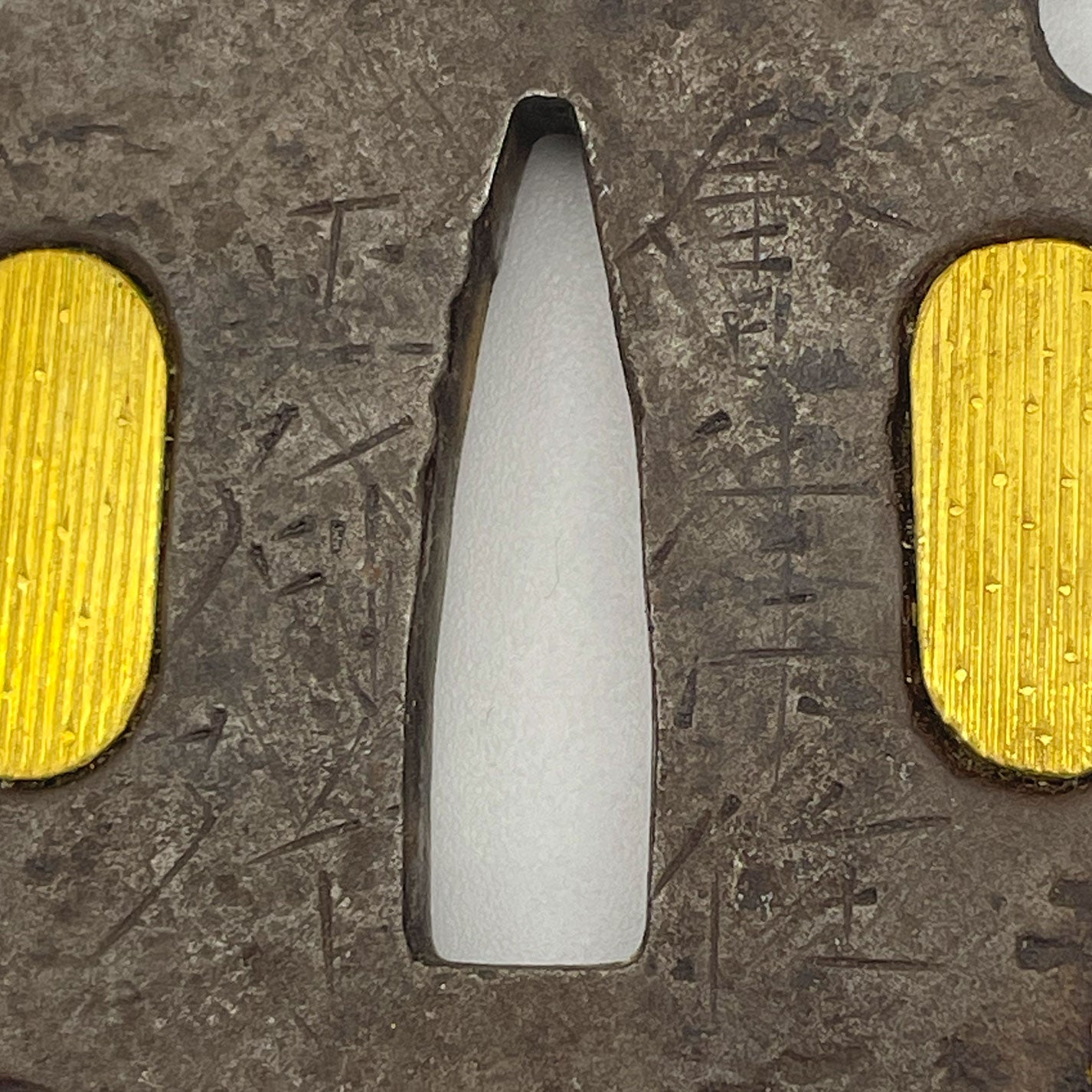 鉄地金覆輪貝透鍔