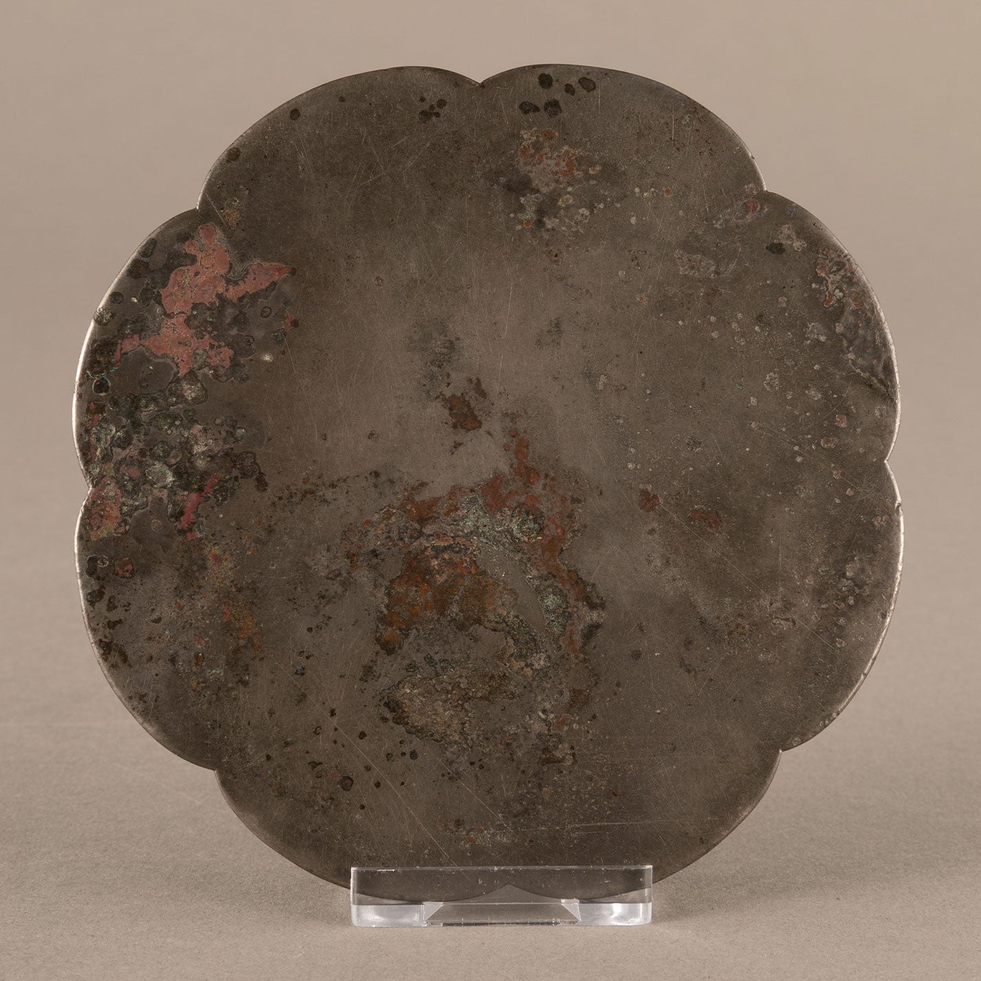Hollyhock-shaped arabesque pattern bronze mirror