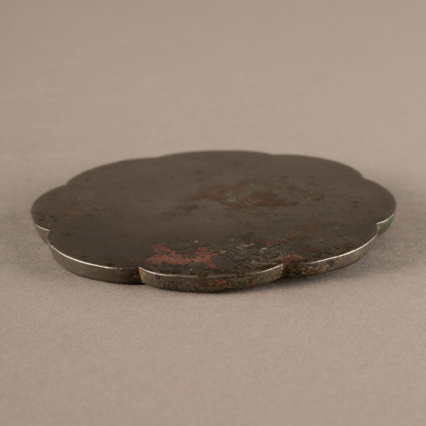 Hollyhock-shaped arabesque pattern bronze mirror