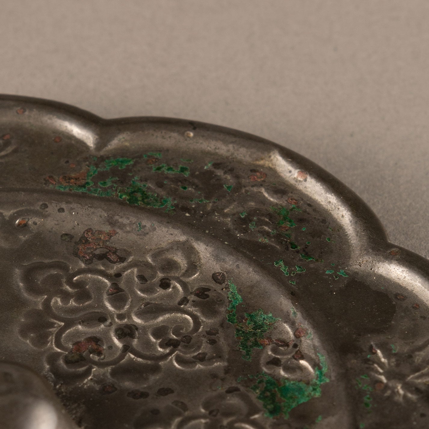 Hollyhock-shaped arabesque pattern bronze mirror