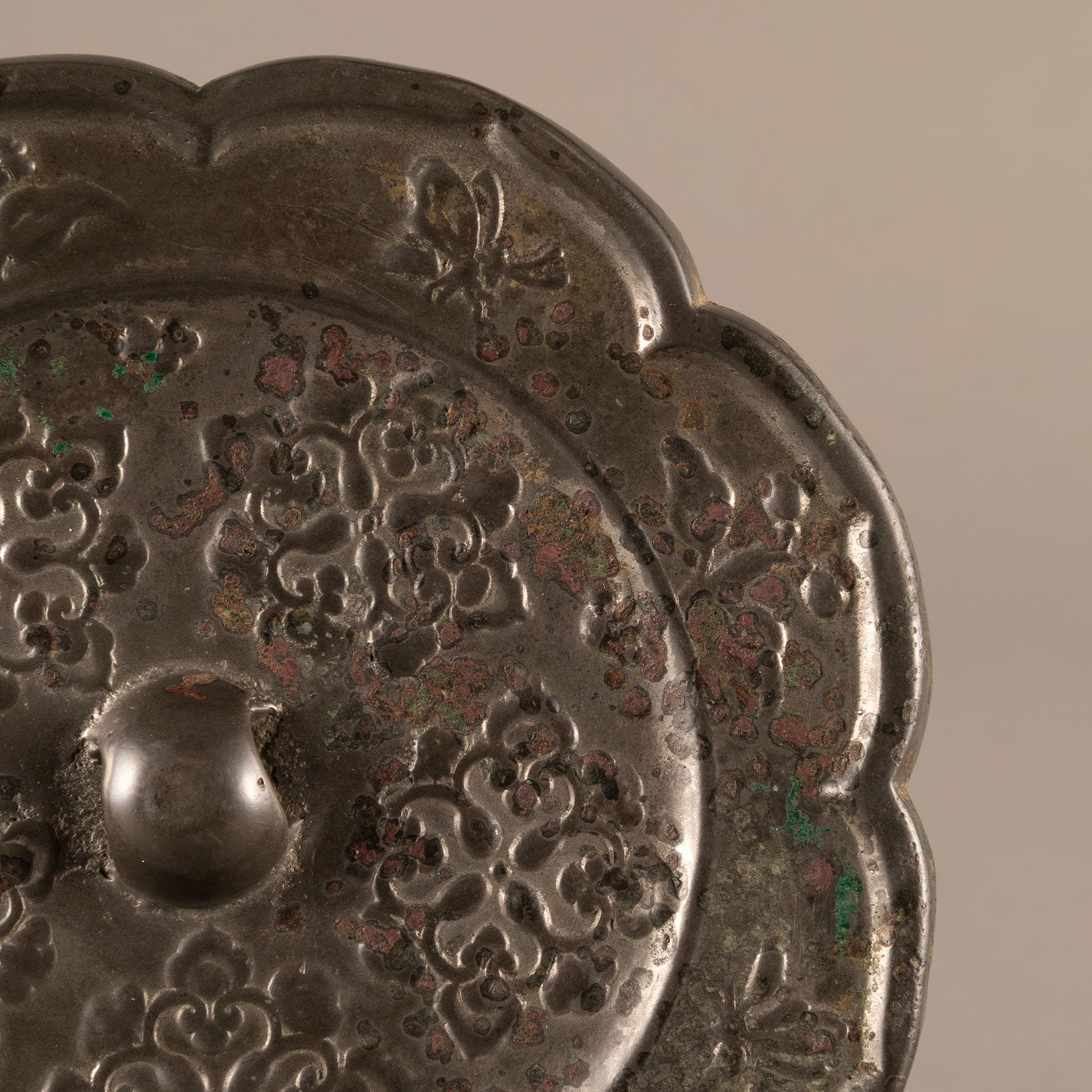 Hollyhock-shaped arabesque pattern bronze mirror