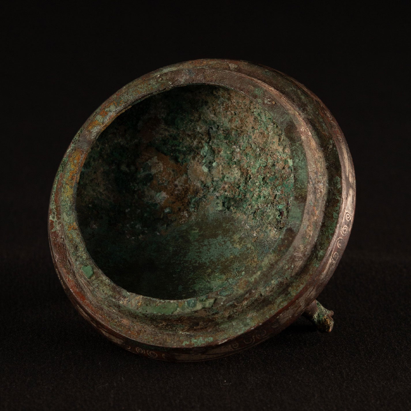 Copper-inlaid silver jar with a beast's face