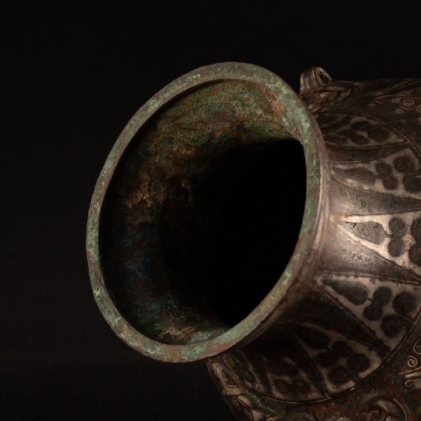 Copper-inlaid silver jar with a beast's face