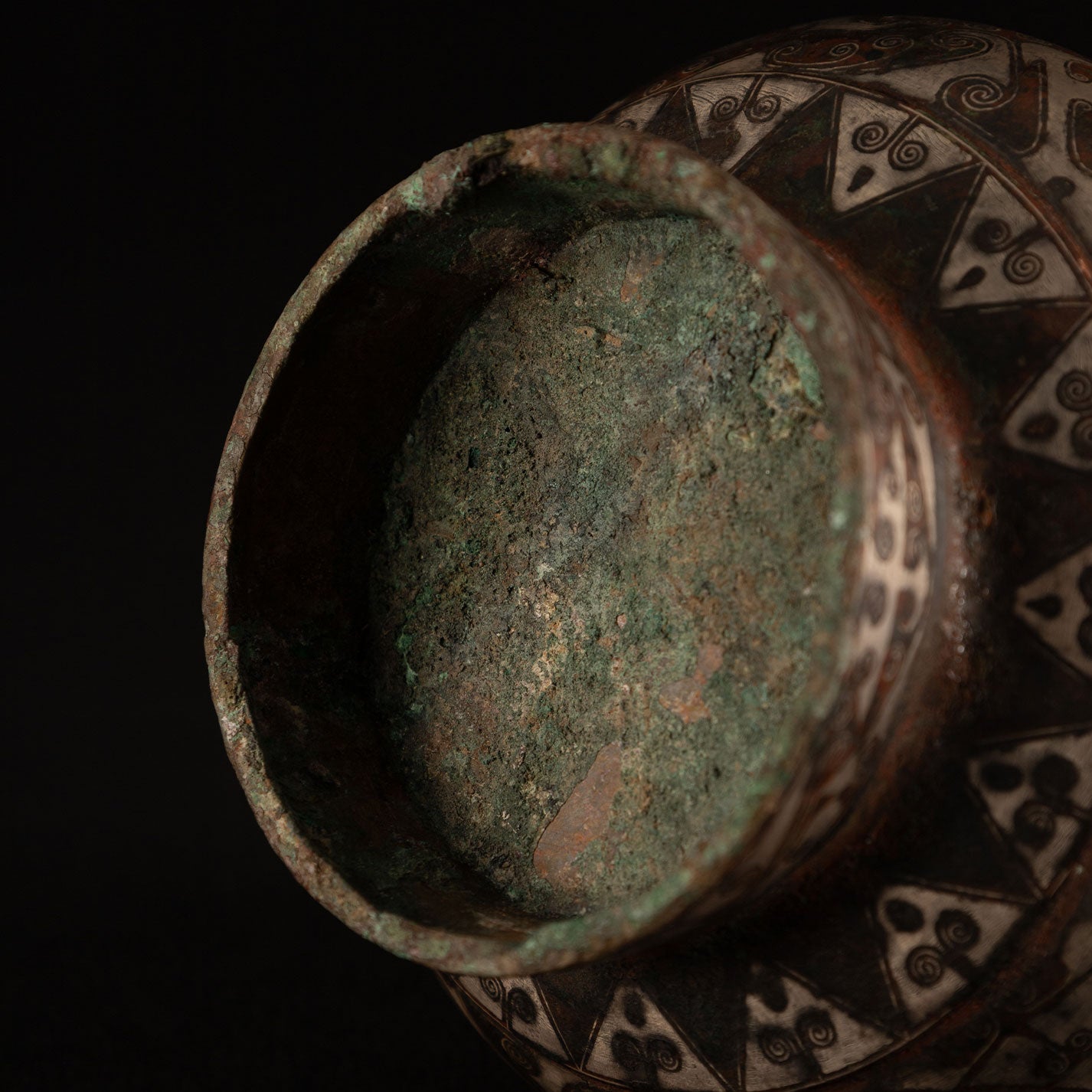 Copper-inlaid silver jar with a beast's face