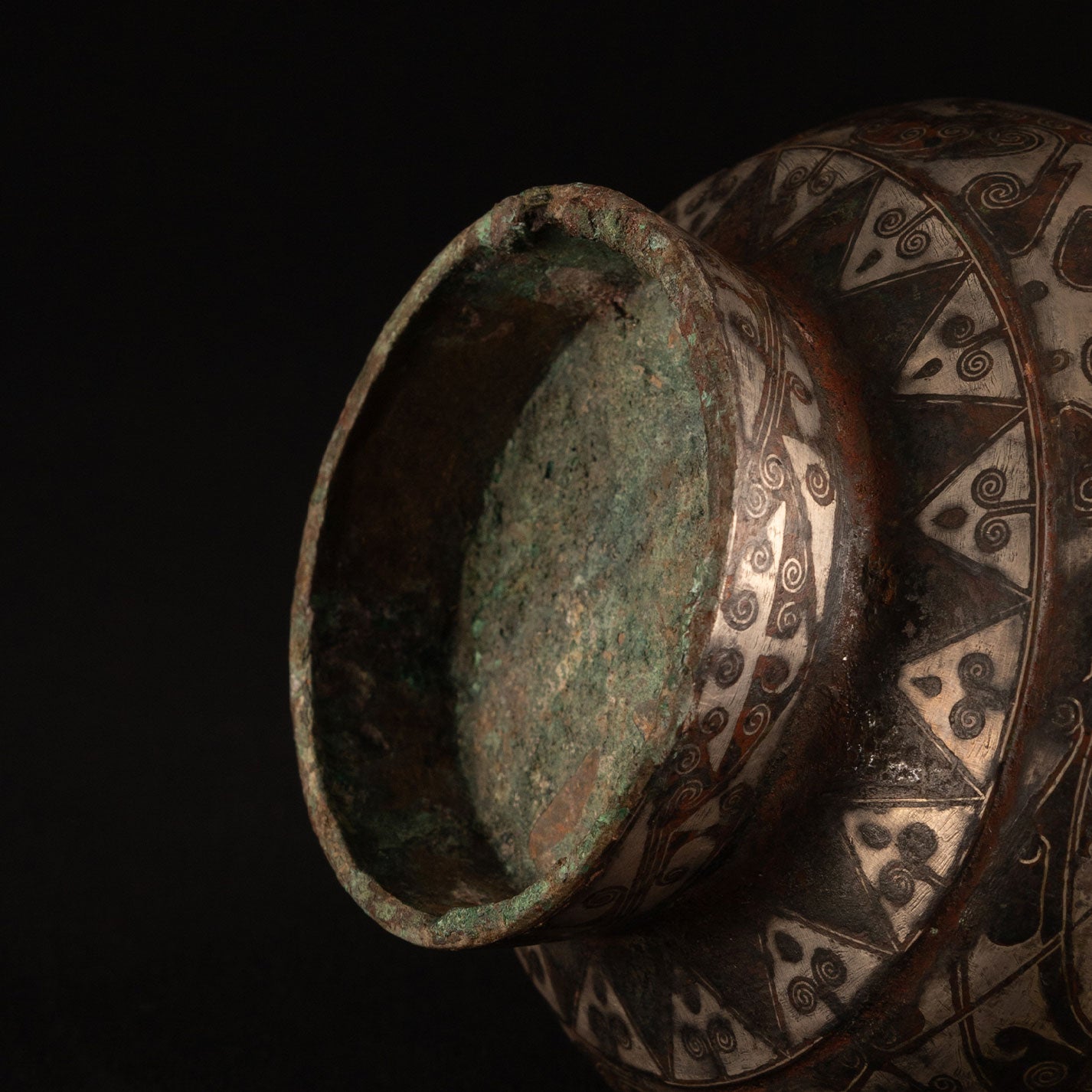 Copper-inlaid silver jar with a beast's face