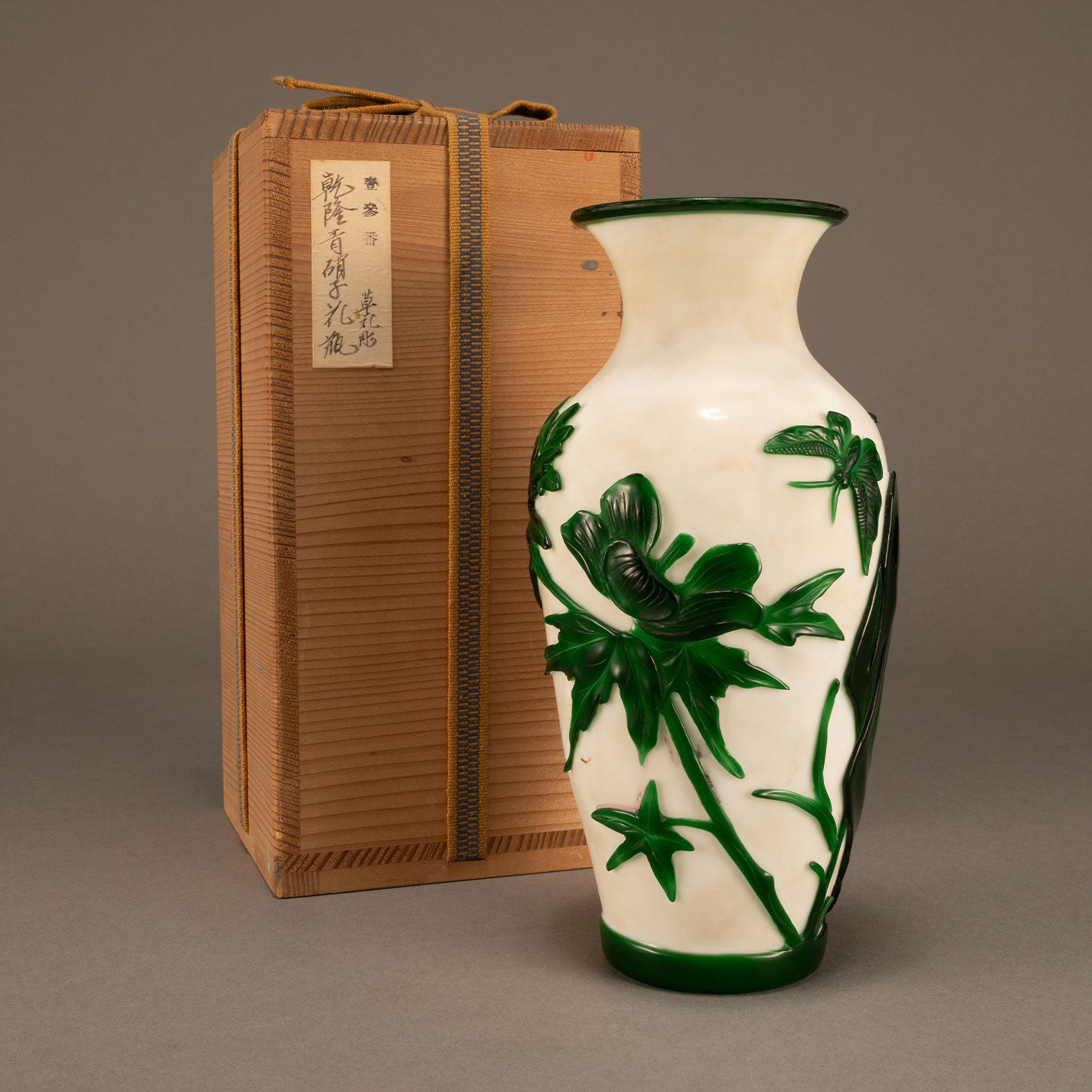 蓮花紋料器花瓶