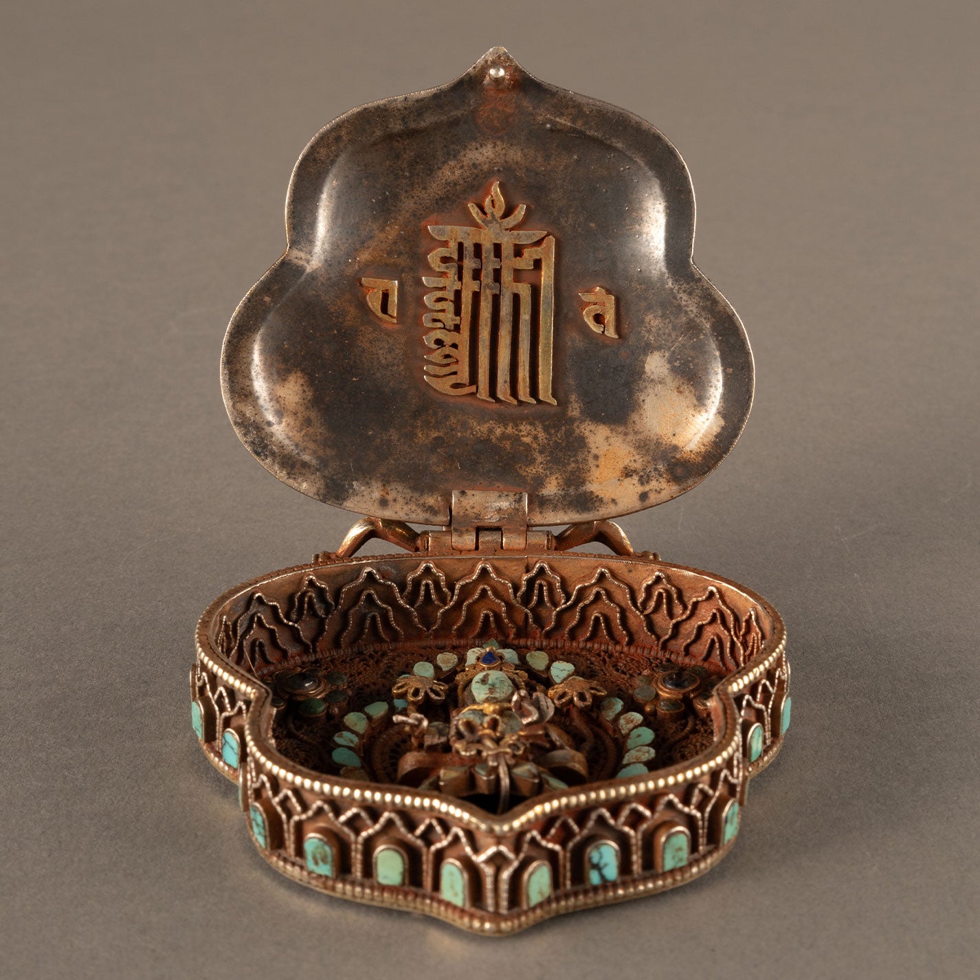 The Secret of Esoteric Buddhism, Green Pine Stone and Silver Box