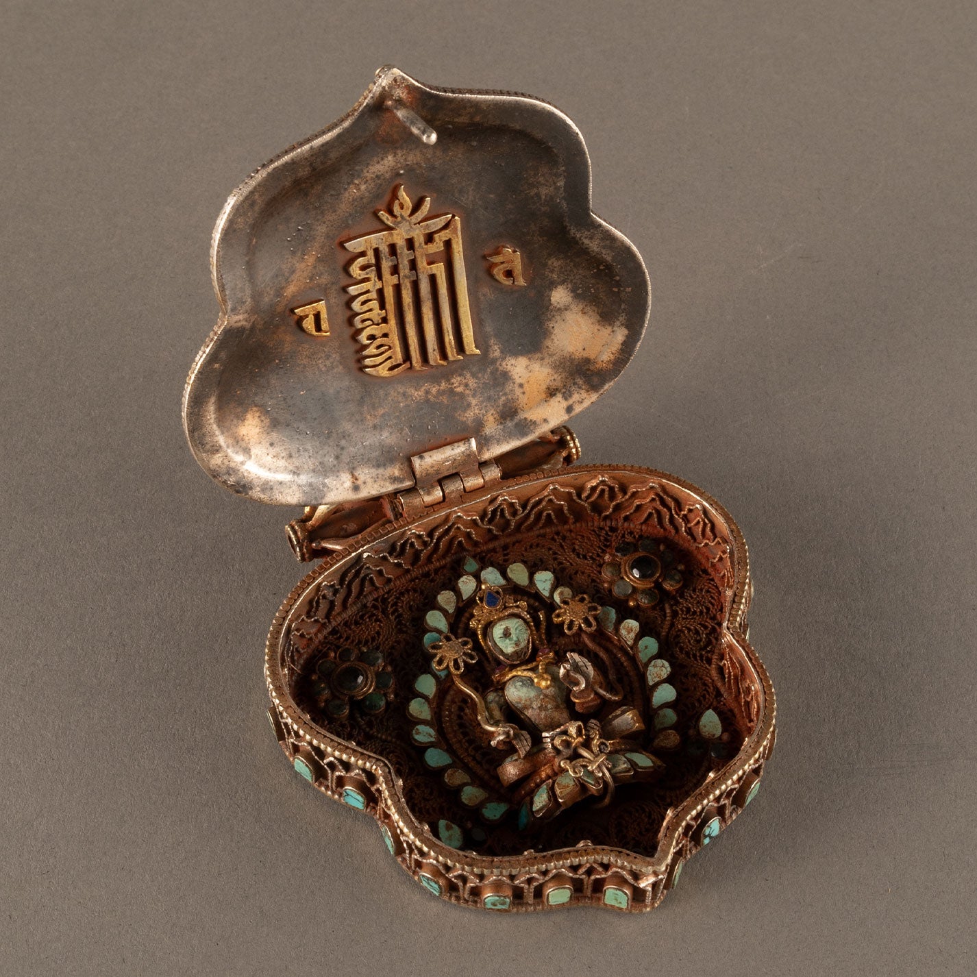 The Secret of Esoteric Buddhism, Green Pine Stone and Silver Box