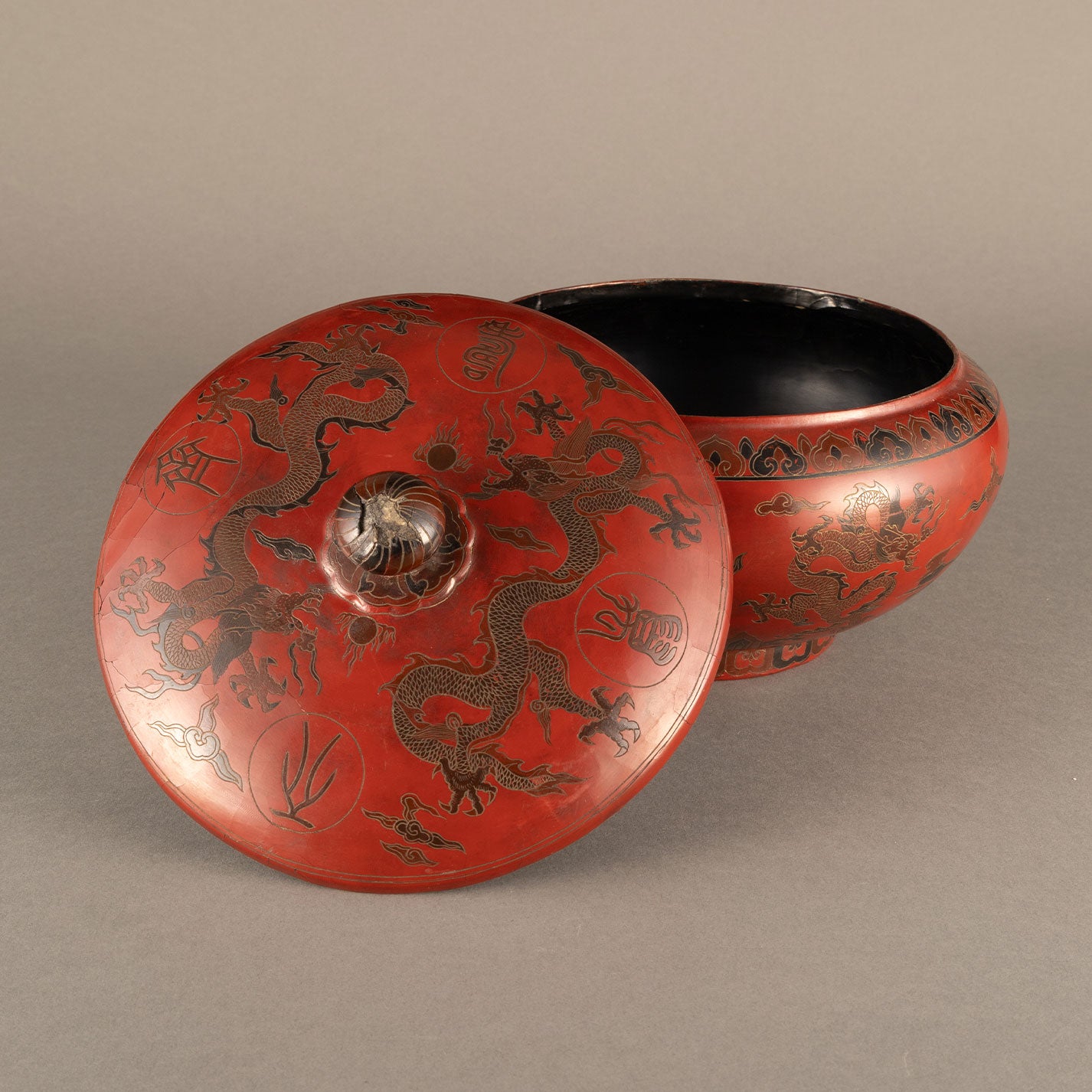 Lacquer box with dragon and phoenix motif
