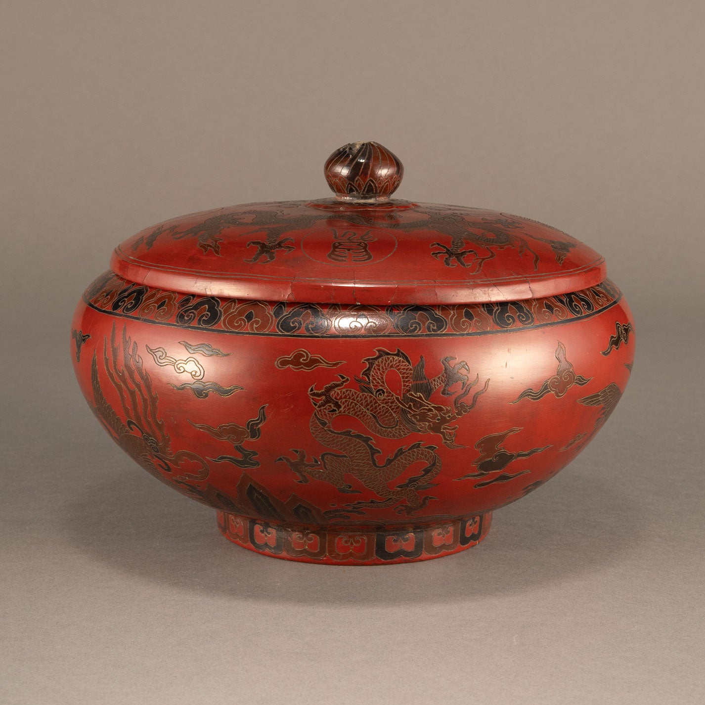 Lacquer box with dragon and phoenix motif