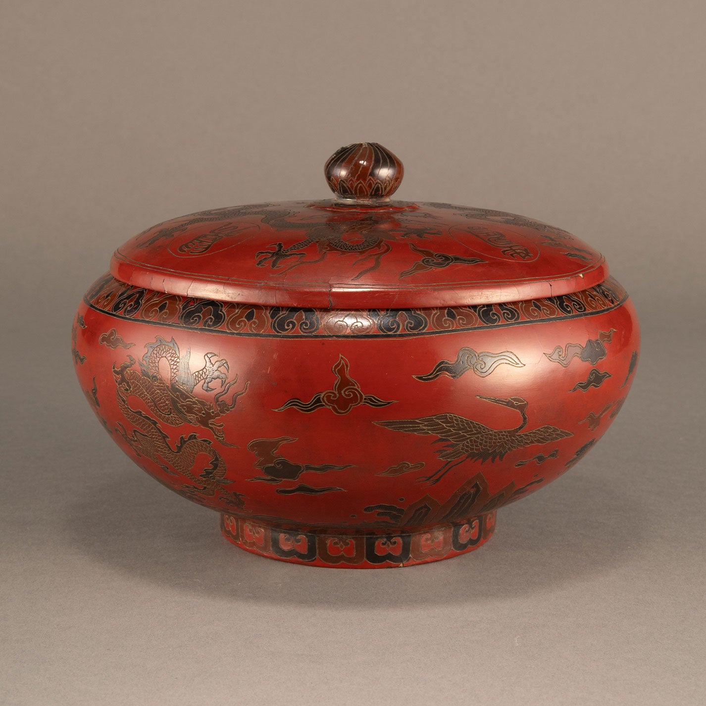 Lacquer box with dragon and phoenix motif