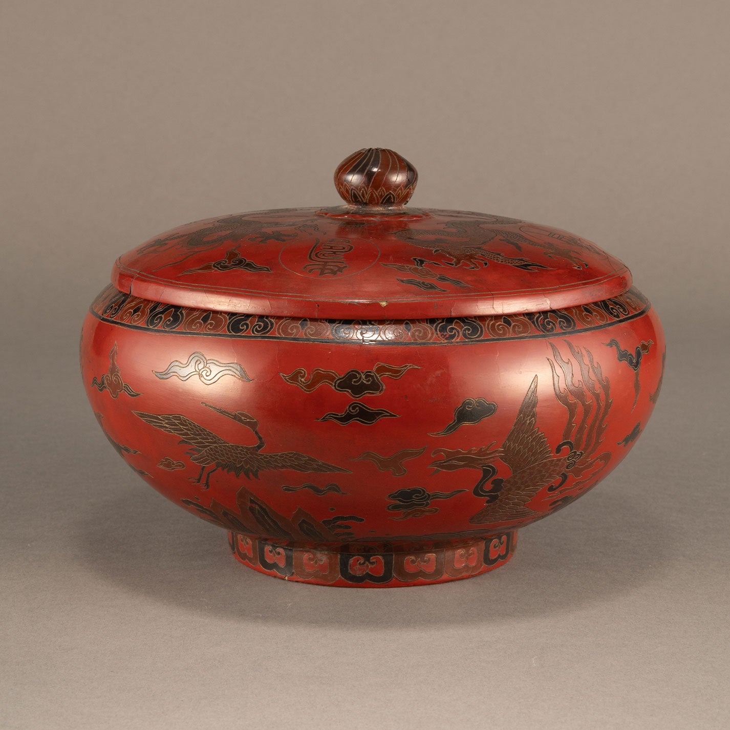 Lacquer box with dragon and phoenix motif