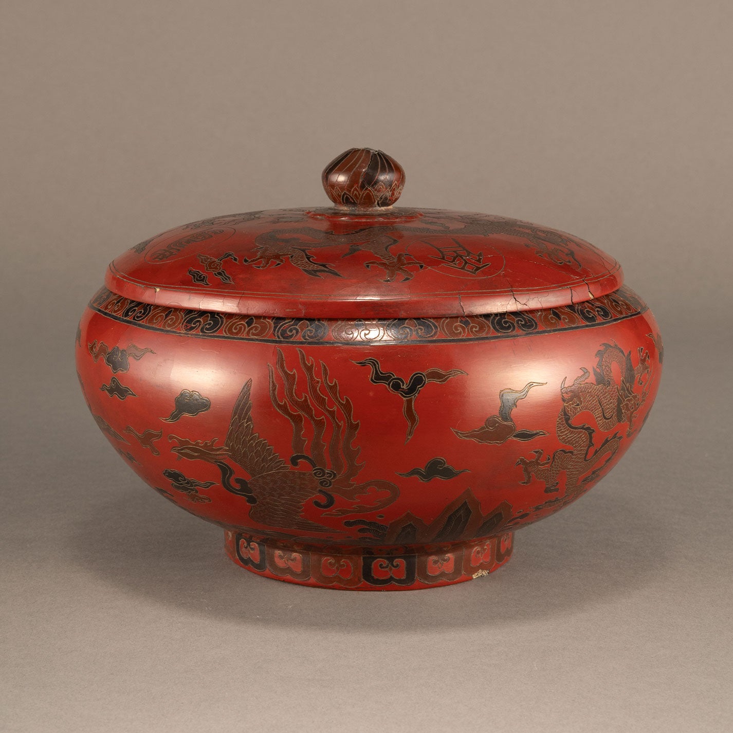 Lacquer box with dragon and phoenix motif
