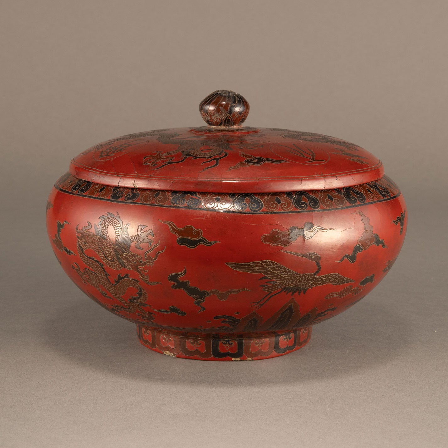 Lacquer box with dragon and phoenix motif