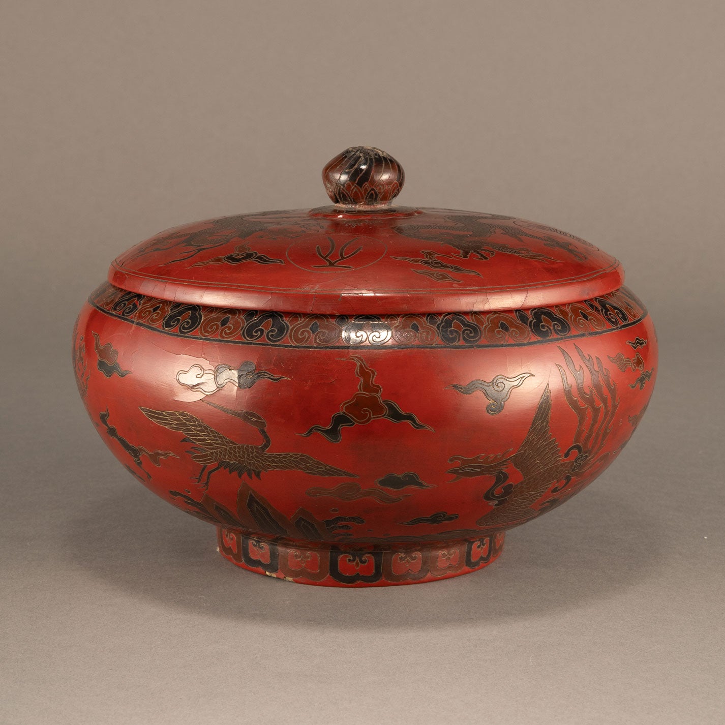 Lacquer box with dragon and phoenix motif