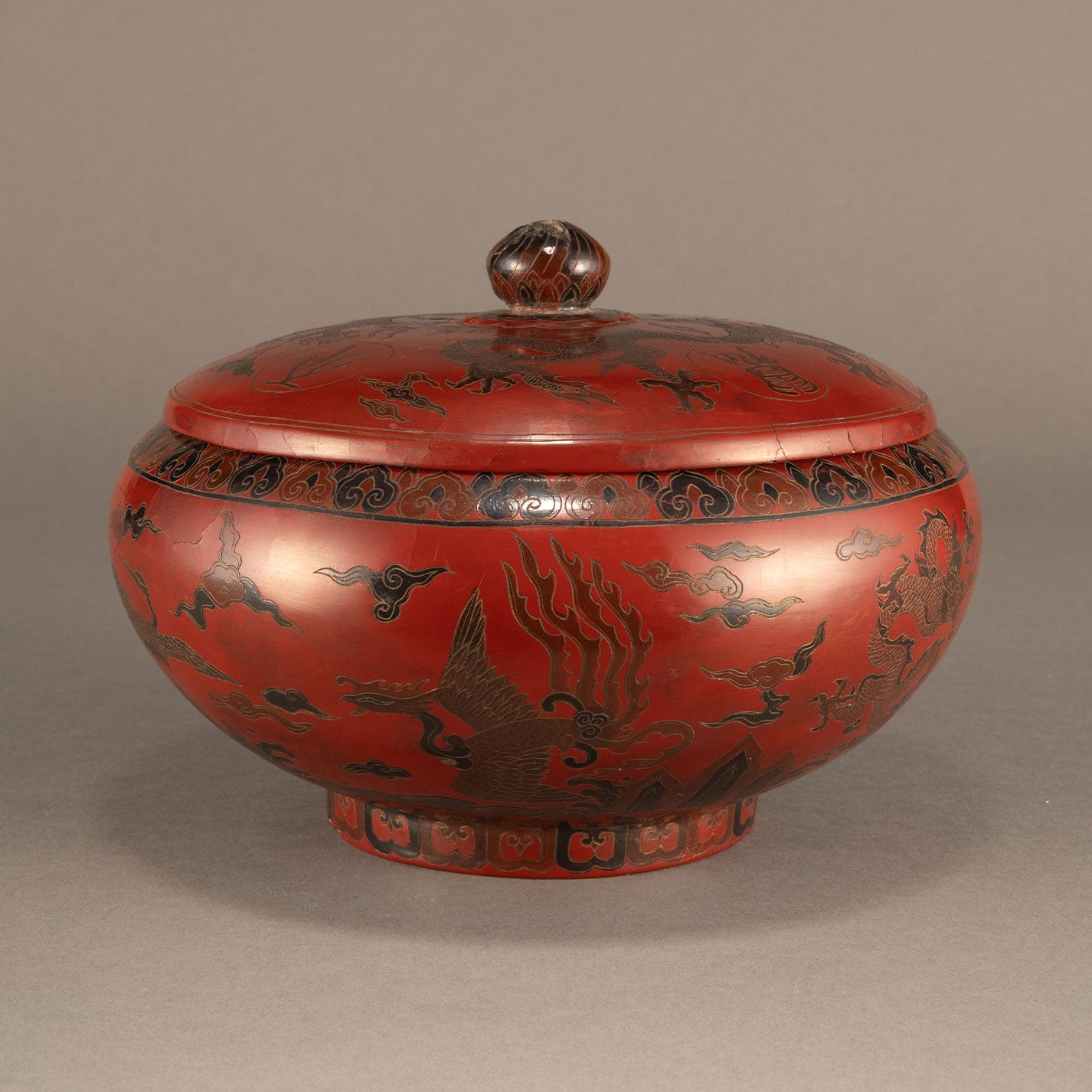 Lacquer box with dragon and phoenix motif
