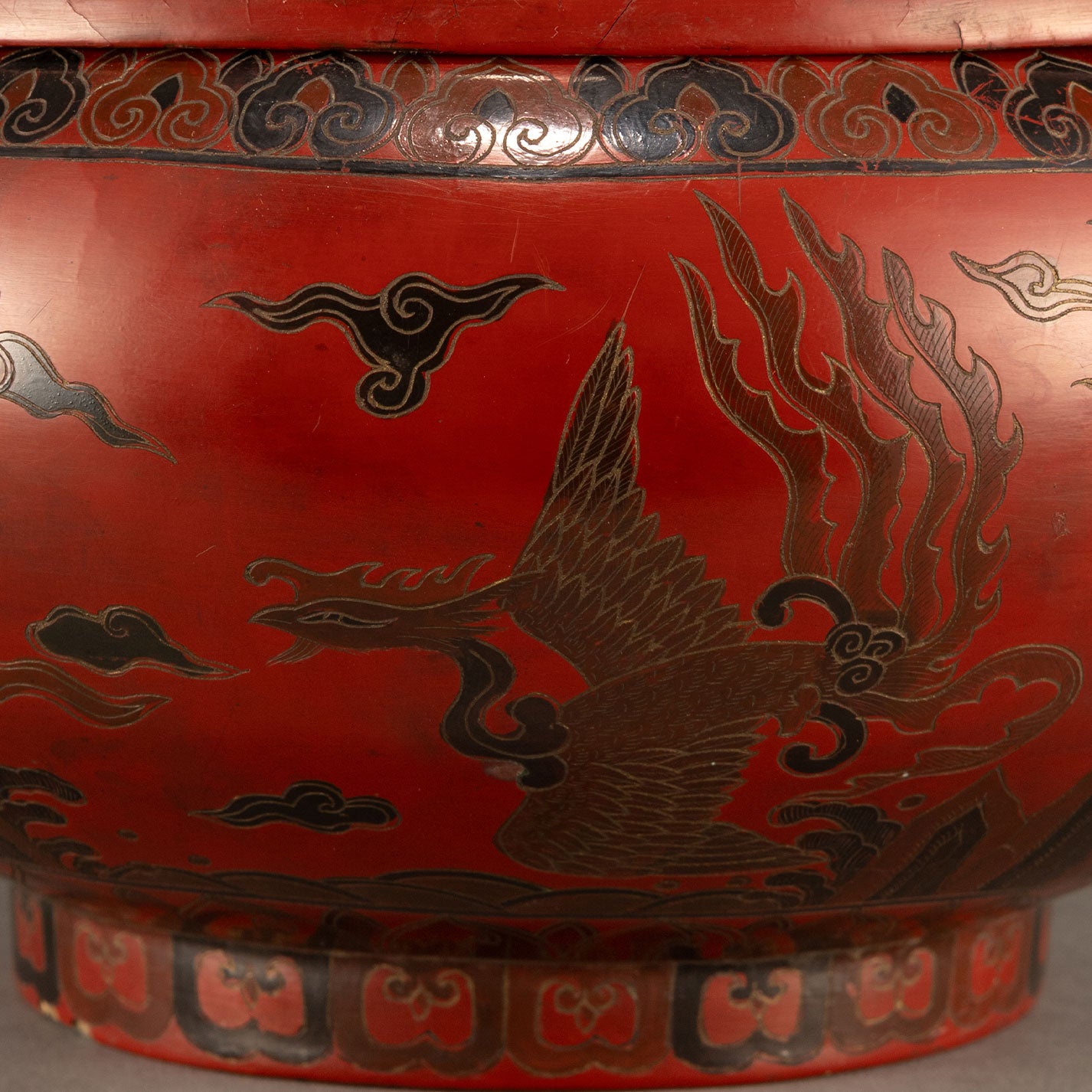 Lacquer box with dragon and phoenix motif
