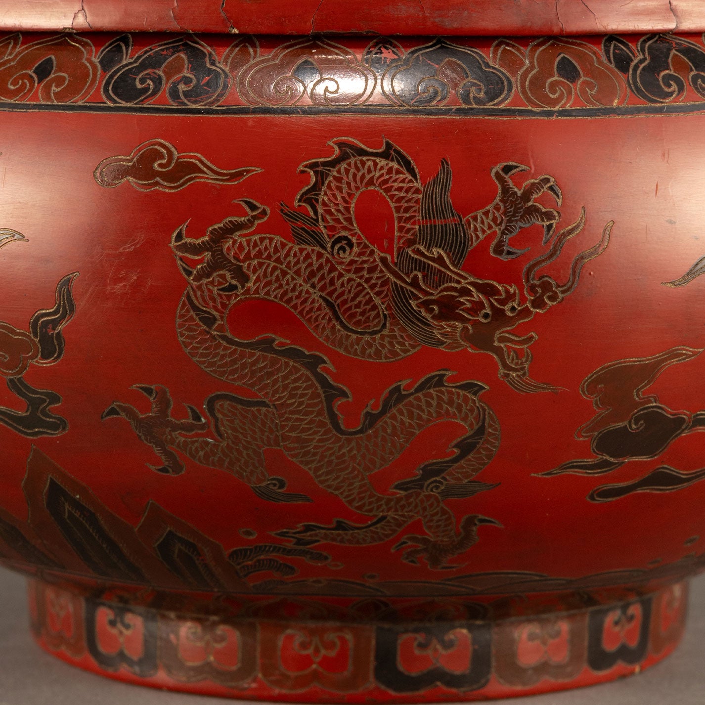Lacquer box with dragon and phoenix motif