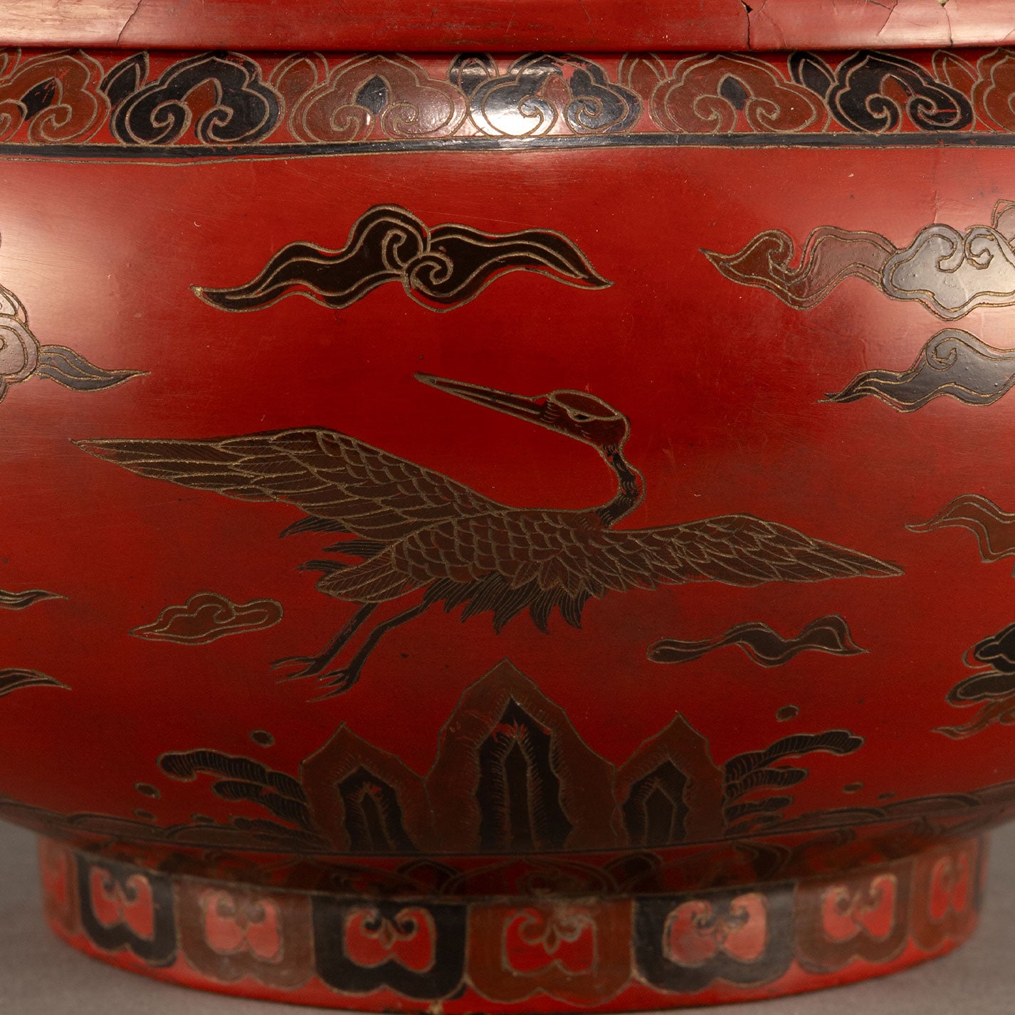 Lacquer box with dragon and phoenix motif