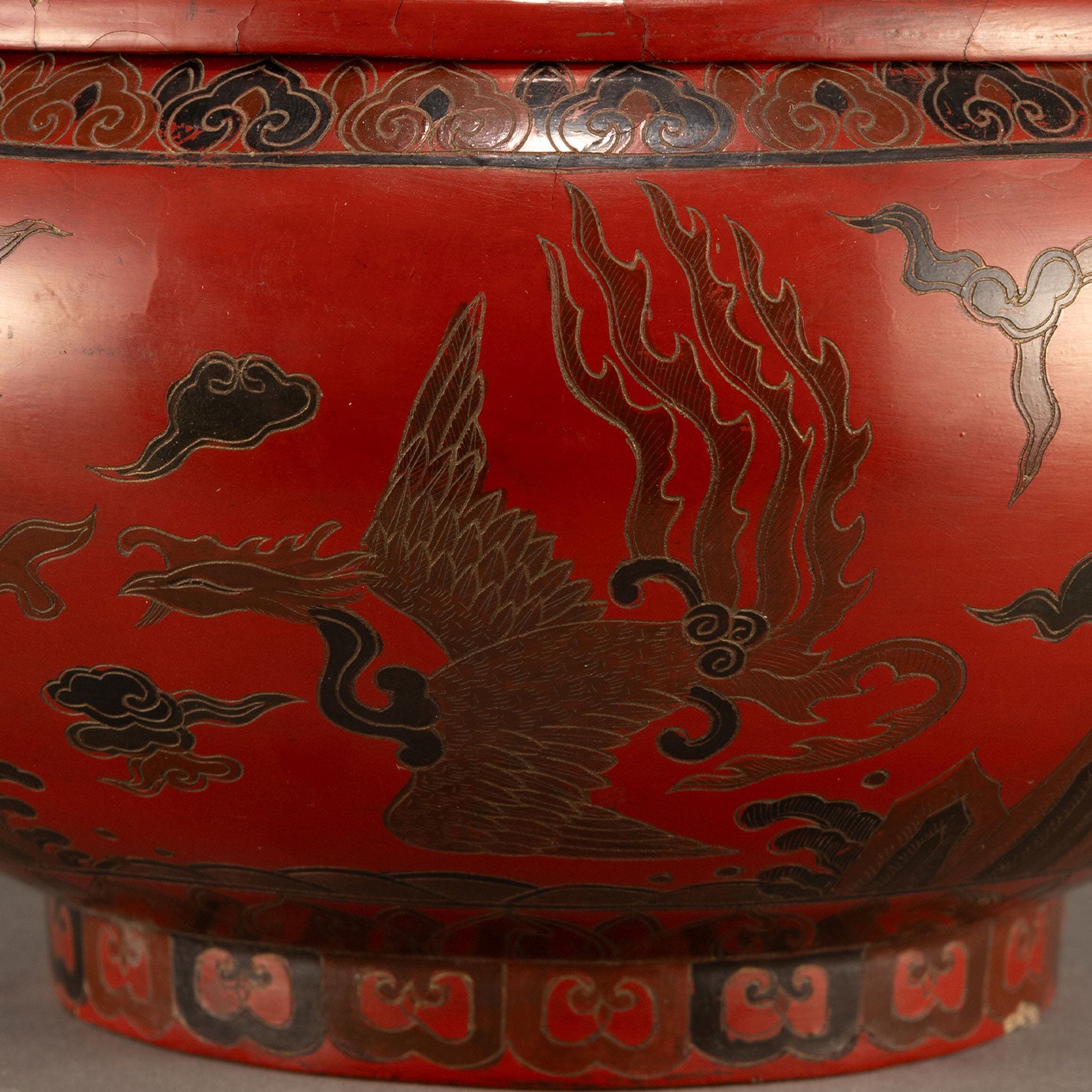 Lacquer box with dragon and phoenix motif