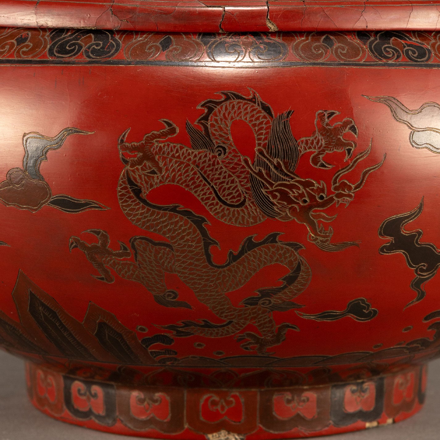 Lacquer box with dragon and phoenix motif