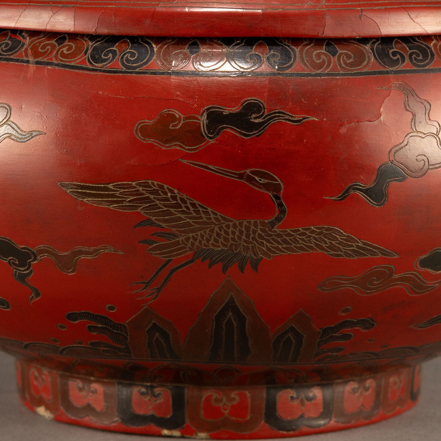 Lacquer box with dragon and phoenix motif