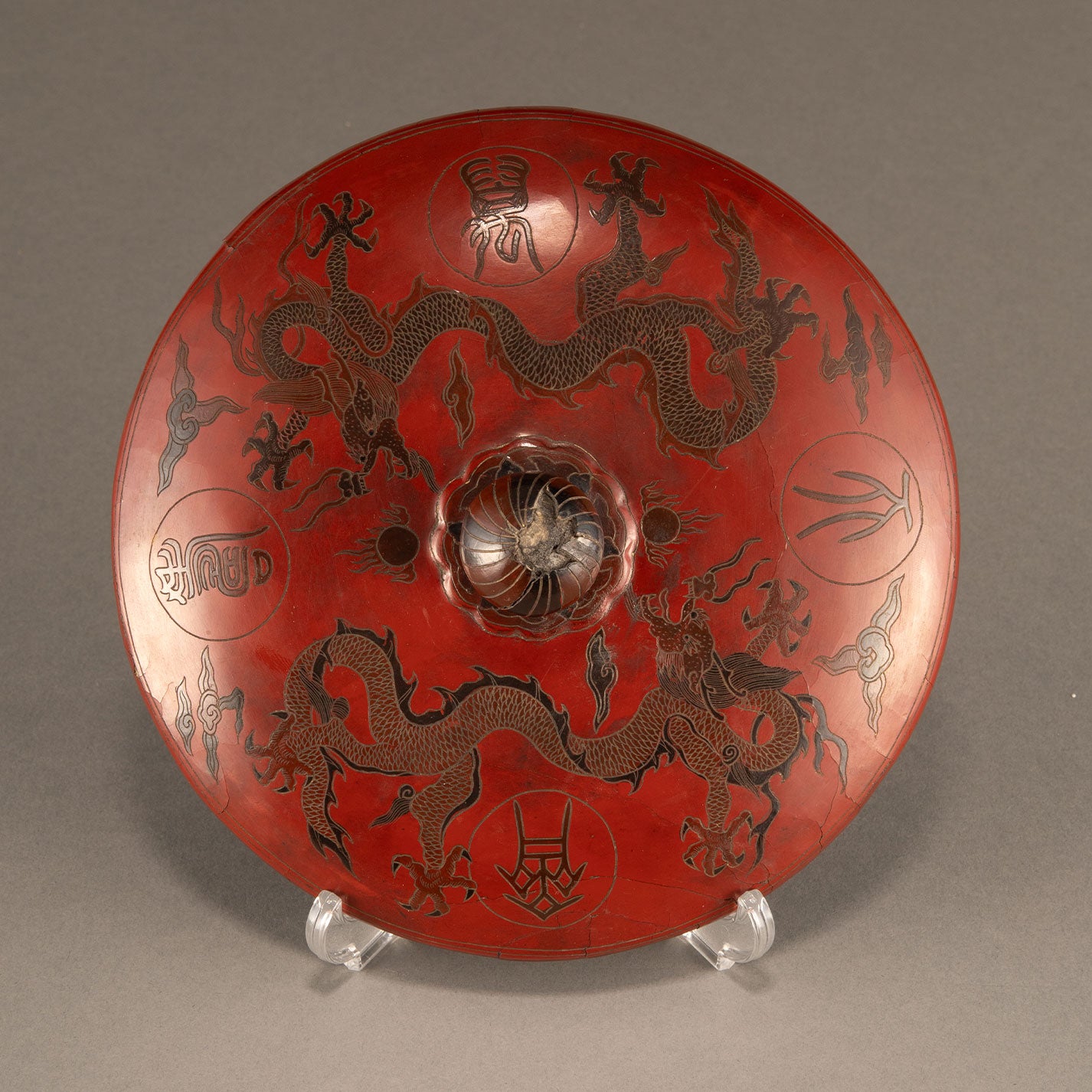 Lacquer box with dragon and phoenix motif