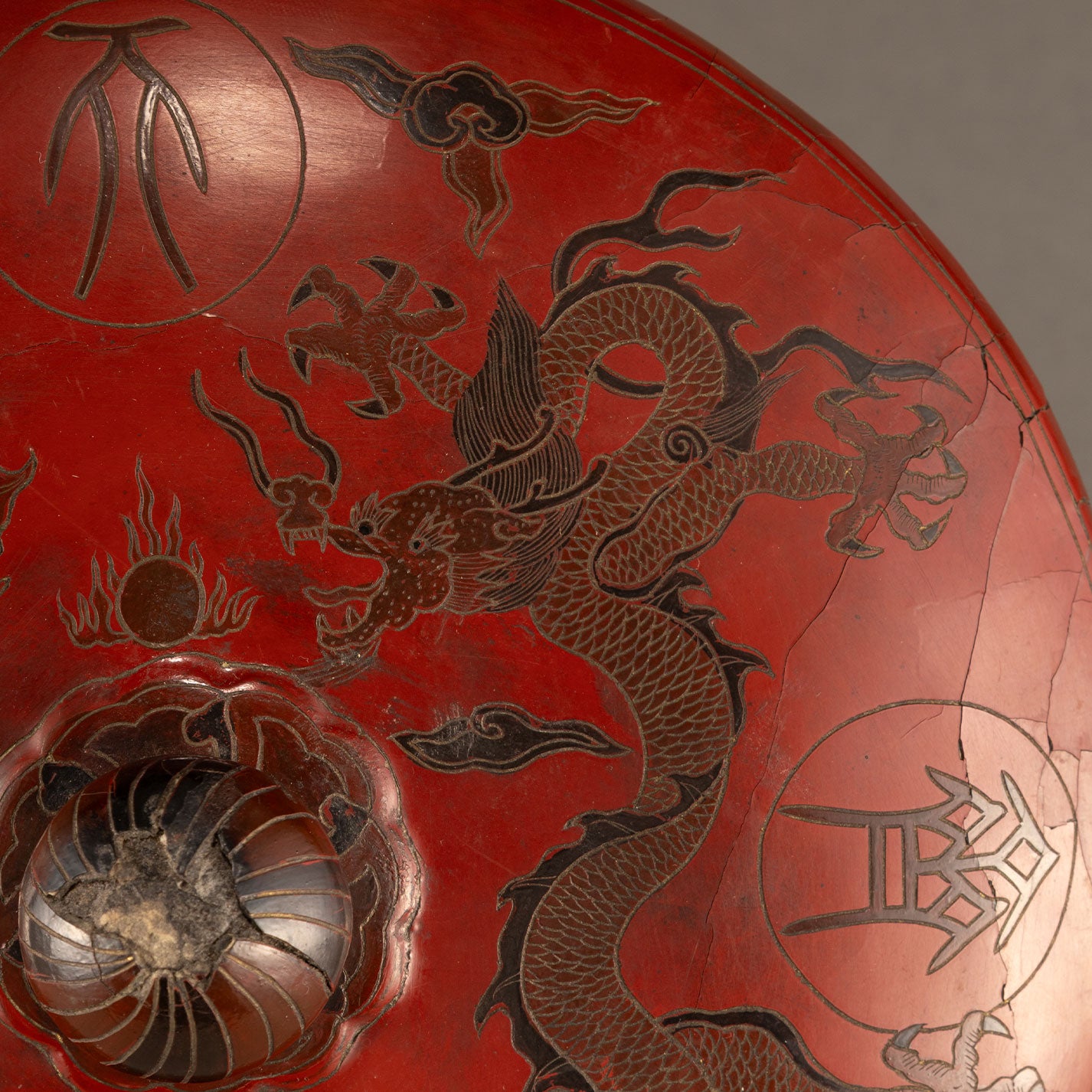 Lacquer box with dragon and phoenix motif