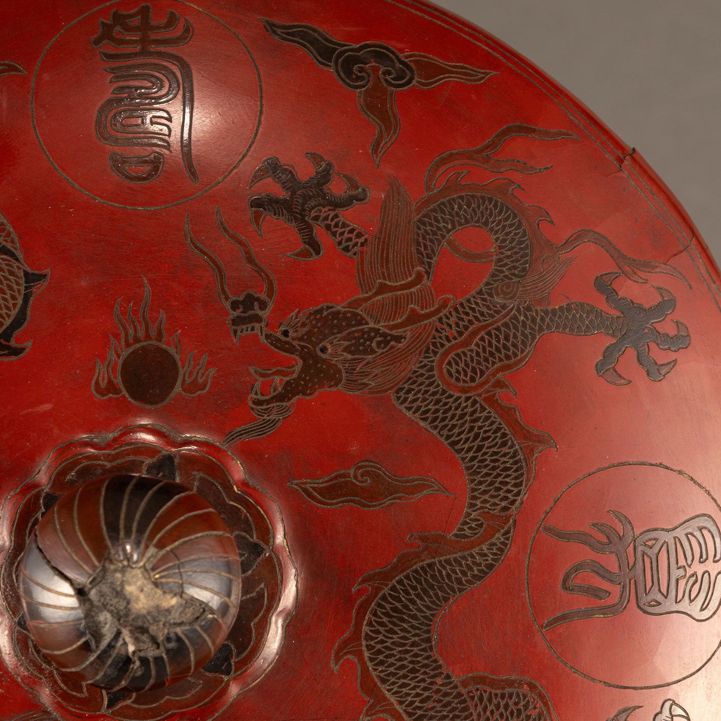 Lacquer box with dragon and phoenix motif