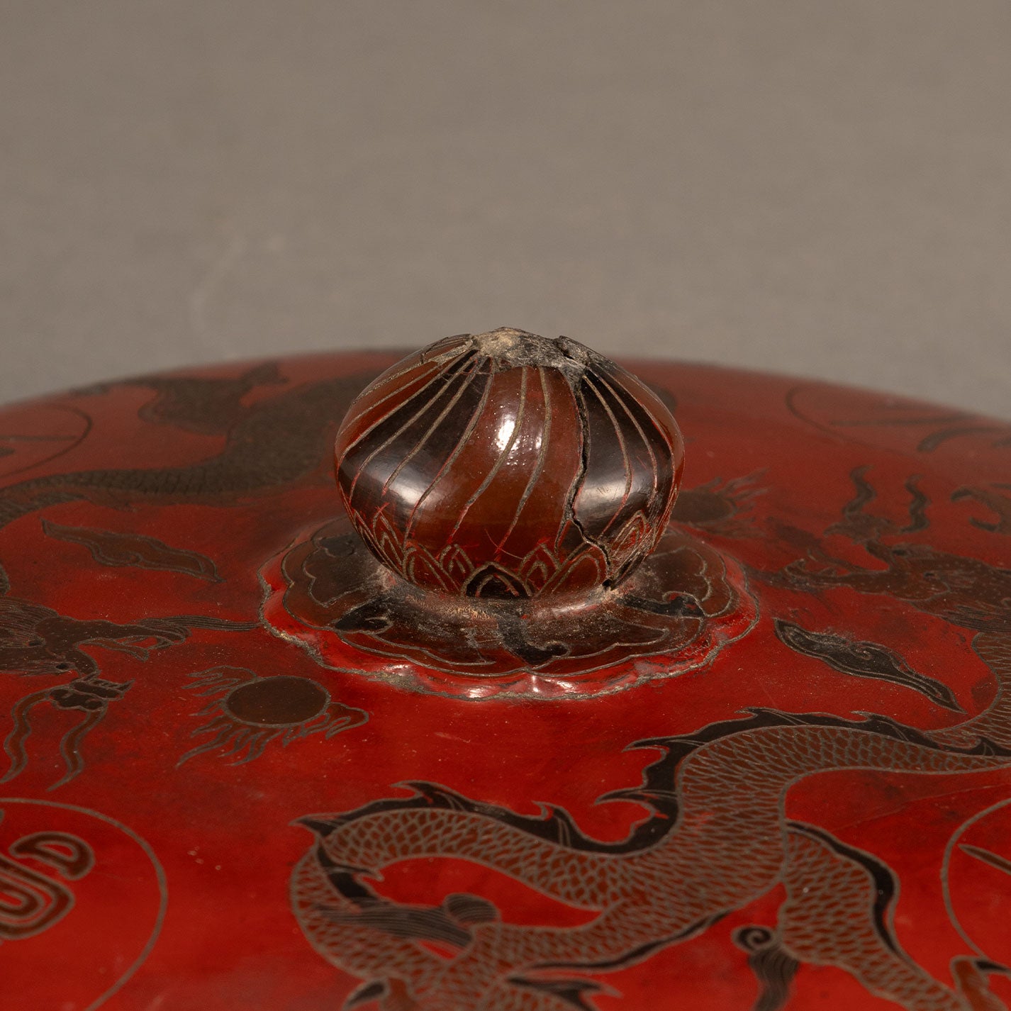 Lacquer box with dragon and phoenix motif