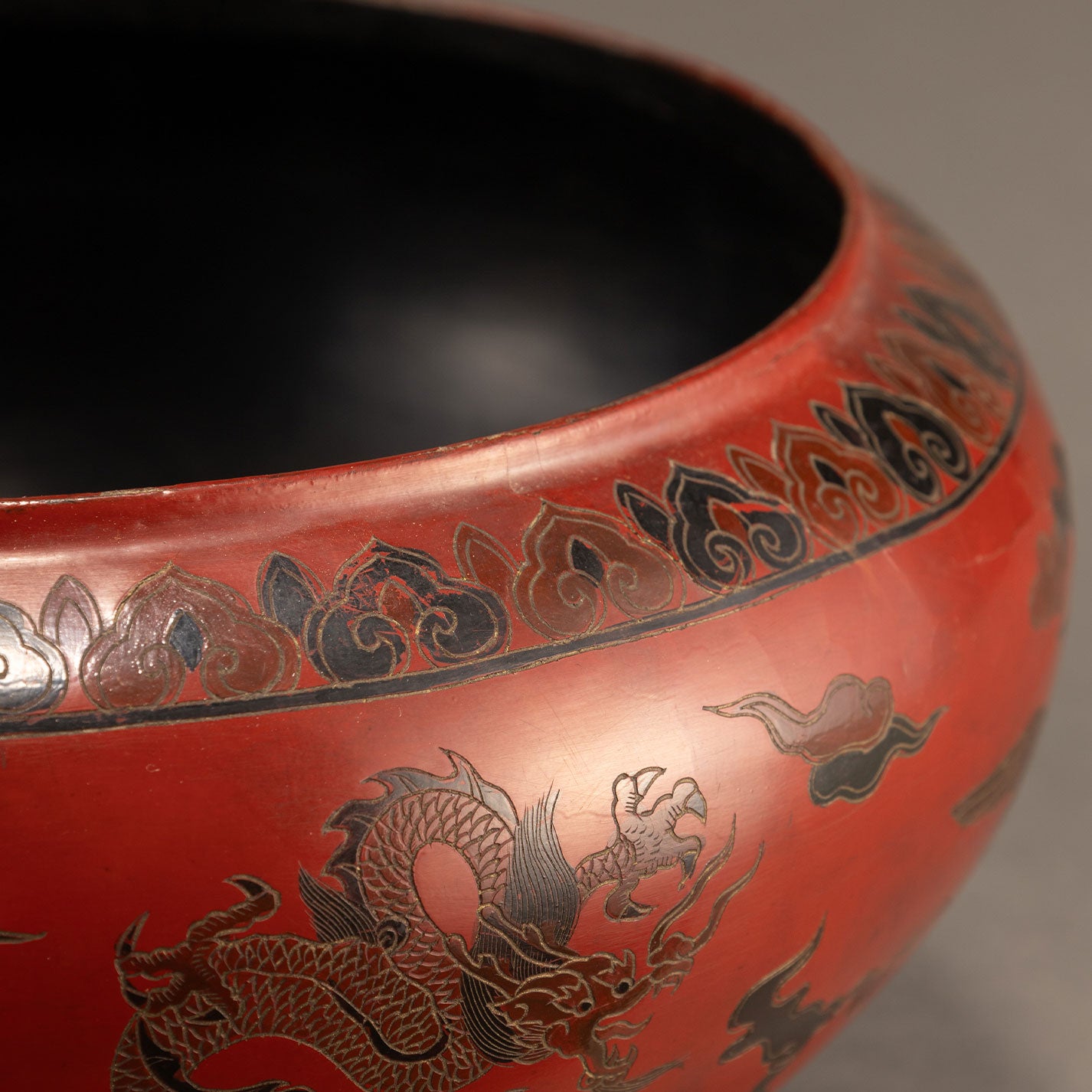 Lacquer box with dragon and phoenix motif