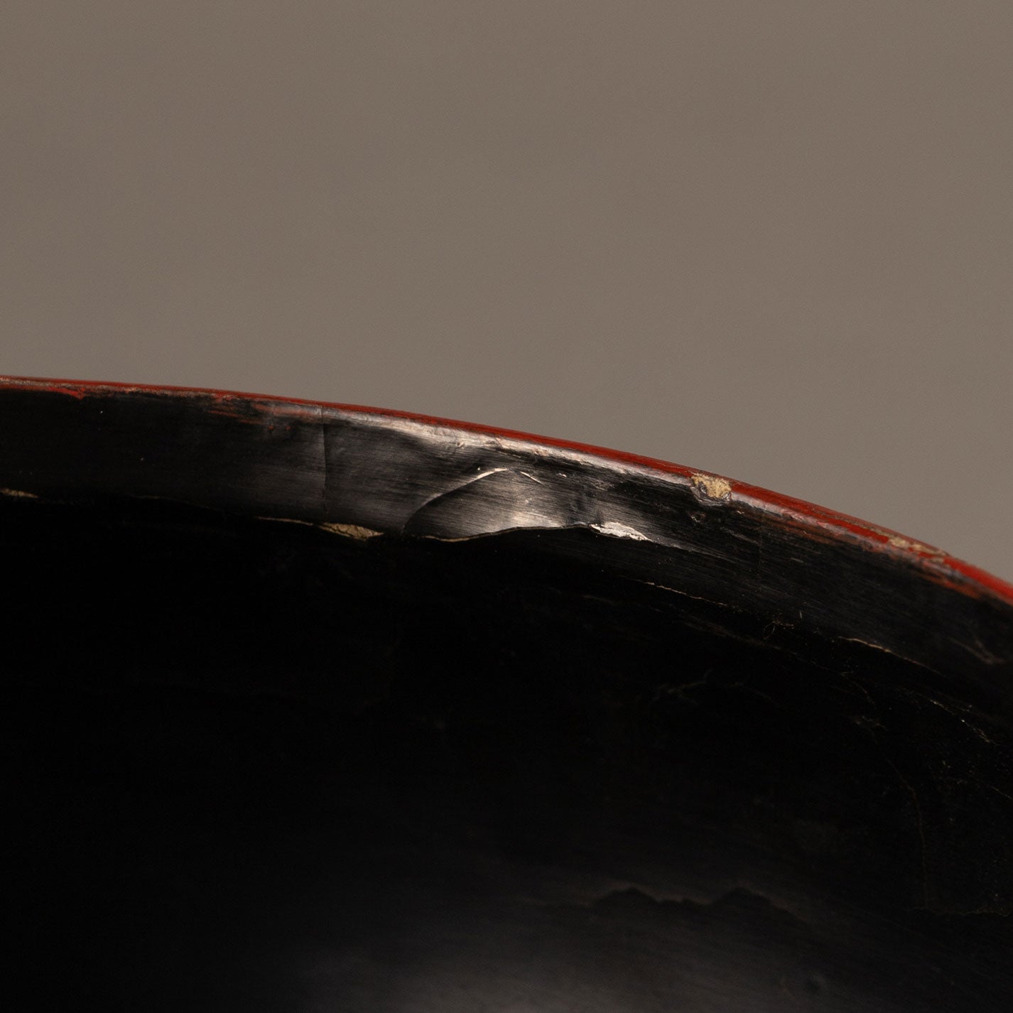 Lacquer box with dragon and phoenix motif