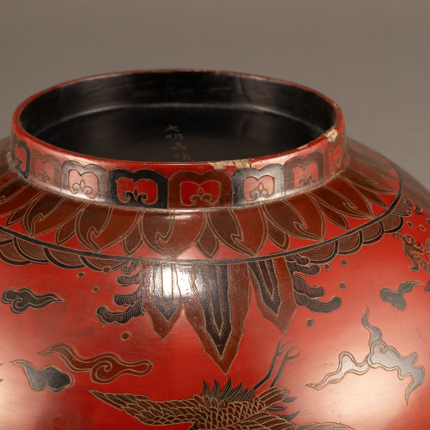 Lacquer box with dragon and phoenix motif