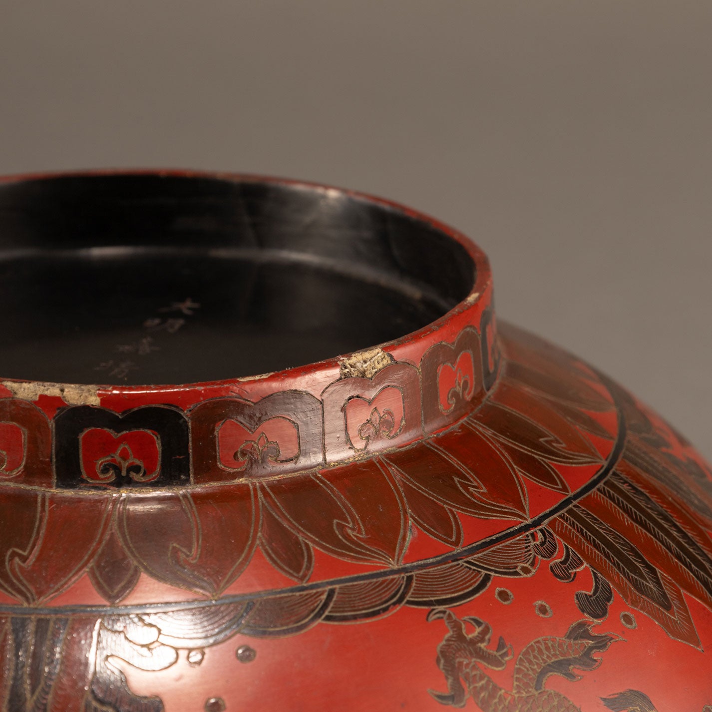 Lacquer box with dragon and phoenix motif